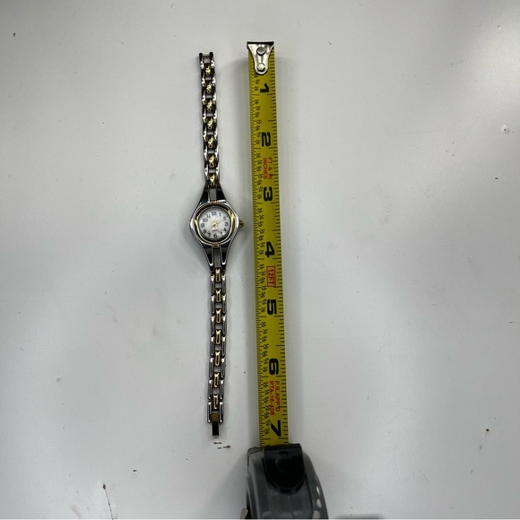 Vintage Dainty Quartz Ladies Two Tone Watch New Battery - Picture 5 of 6